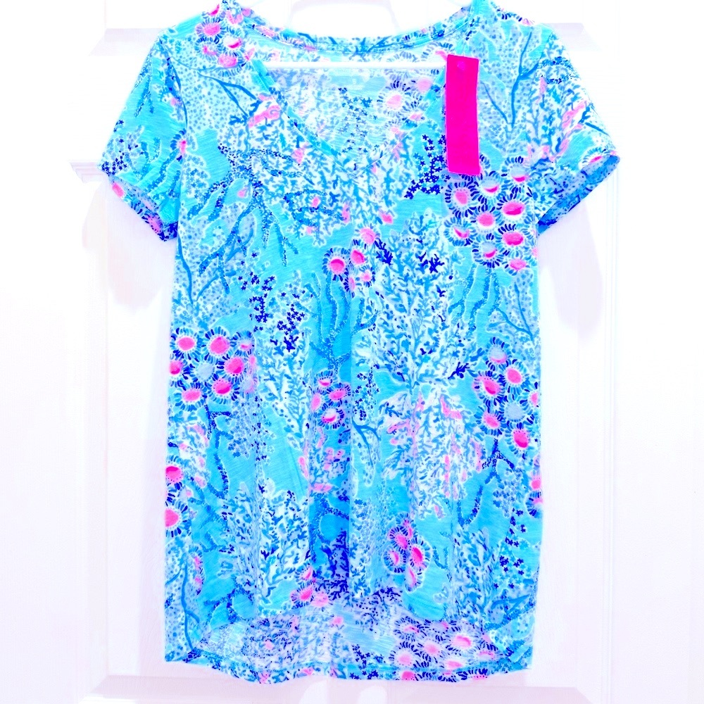 NWT Lilly Pulitzer Etta V-Neck Tee – Blue Ibiza “Now You See Me” 🩵Size Small